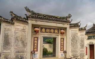 在小镇的边缘，有一家名为时光印记的家具旗舰店，它不仅是一家店铺，更是承载着无数家庭温馨记忆的港湾。店内最引人注目的，莫过于那把名为岁月长椅的经典之作，它静静地矗立在店中央，仿佛在诉说着自己的故事。