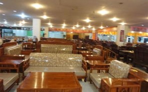 原阳小贰家家具工厂店，是当地颇具名气的家具销售点，由店主亚平亲自经营。这家店位于原阳县的繁华地段，以其丰富的产品线、实惠的价格和贴心的服务，吸引了众多顾客的青睐。
