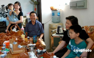 稔山诚达家具的燕姐，是当地家具行业里一位备受尊敬的人物。她不仅经营着一家历史悠久的家具店，更以其真诚的服务和丰富的行业经验赢得了众多客户的信赖。