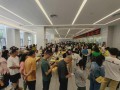 热搜第一！“每份菜3元至18元”，7000名游客挤爆政府食堂！“米饭蒸了1000多斤，每次饭一端上来就秒空，饭碗都不够用了”