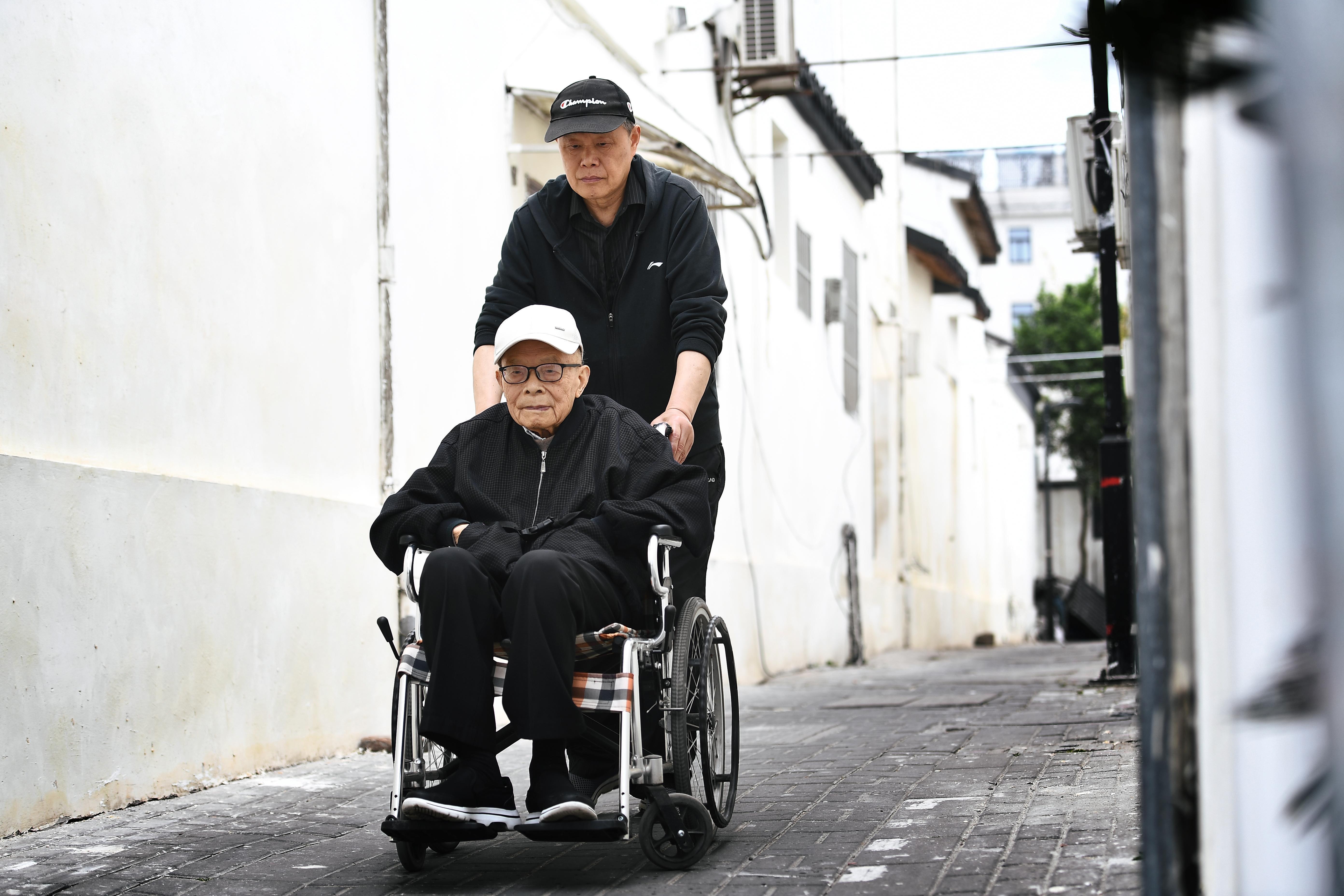 读城｜百岁老书翁守着百年旧书店：爱书的人多，书香不会散！-第2张图片-赛丽网