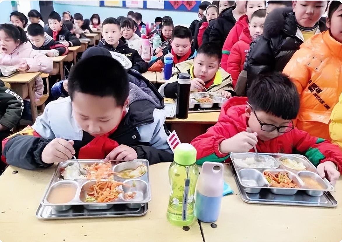 餐盘用光、米饭“炫”了半吨！这个政府食堂火了-第1张图片-赛丽网