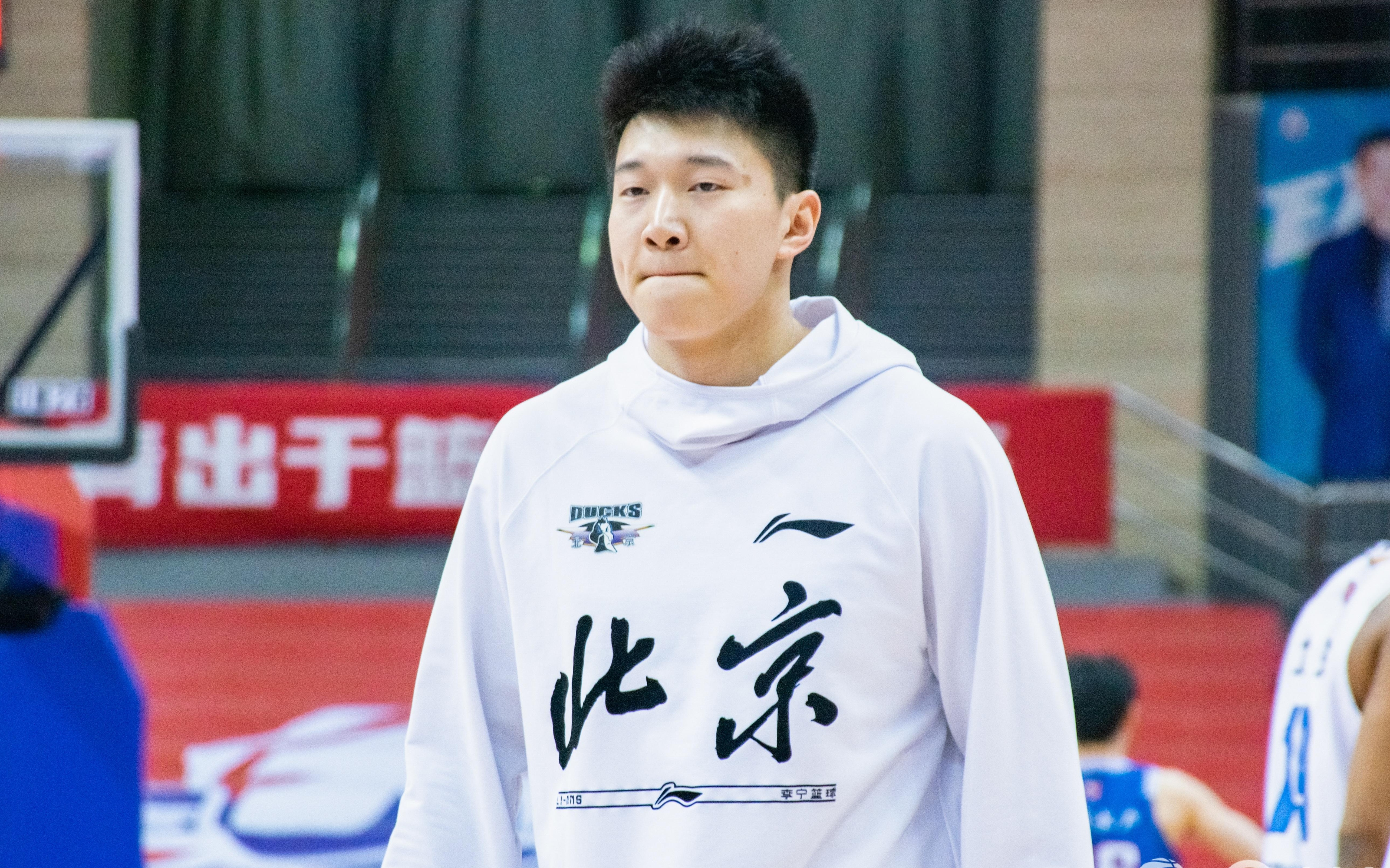 曾凡博助力，雷蒙领衔北京男篮，总决赛中展现精气神，共庆今日胜利-第2张图片-赛丽网