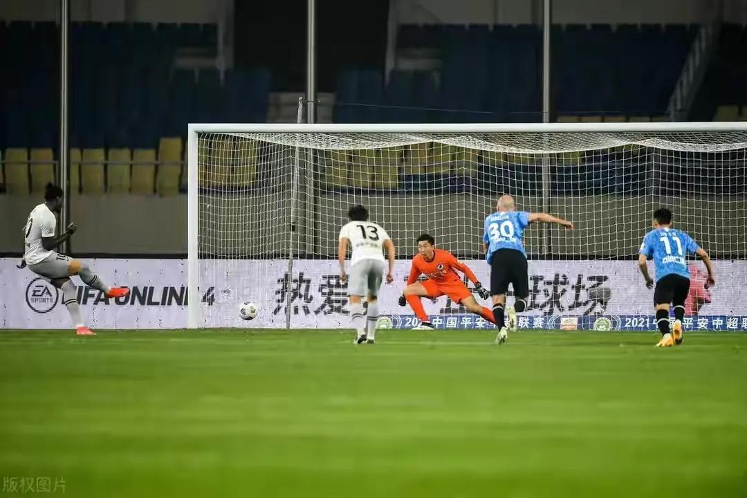 北京国安力克上海海港，成都蓉城领跑中超积分榜-第1张图片-赛丽网
