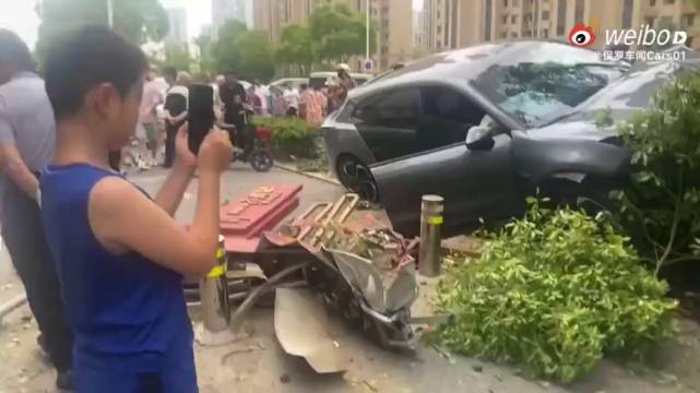 福州一汽车撞人事件致2死，警方通报详情-第1张图片-赛丽网