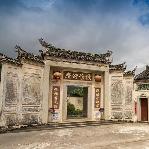 在小镇的边缘，有一家名为时光印记的家具旗舰店，它不仅是一家店铺，更是承载着无数家庭温馨记忆的港湾。店内最引人注目的，莫过于那把名为岁月长椅的经典之作，它静静地矗立在店中央，仿佛在诉说着自己的故事。-第1张图片-赛丽网