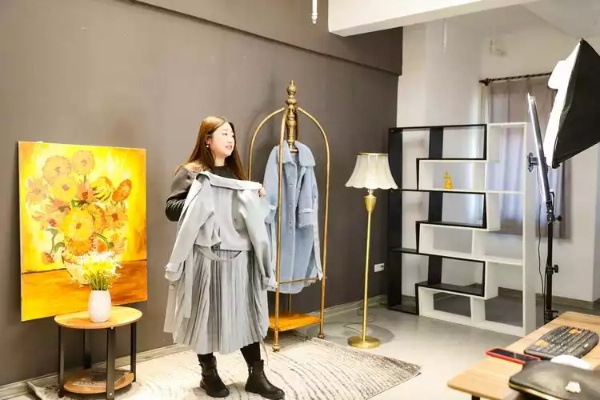 云购家具直播，新兴购物模式的探索与展望-第1张图片-赛丽网